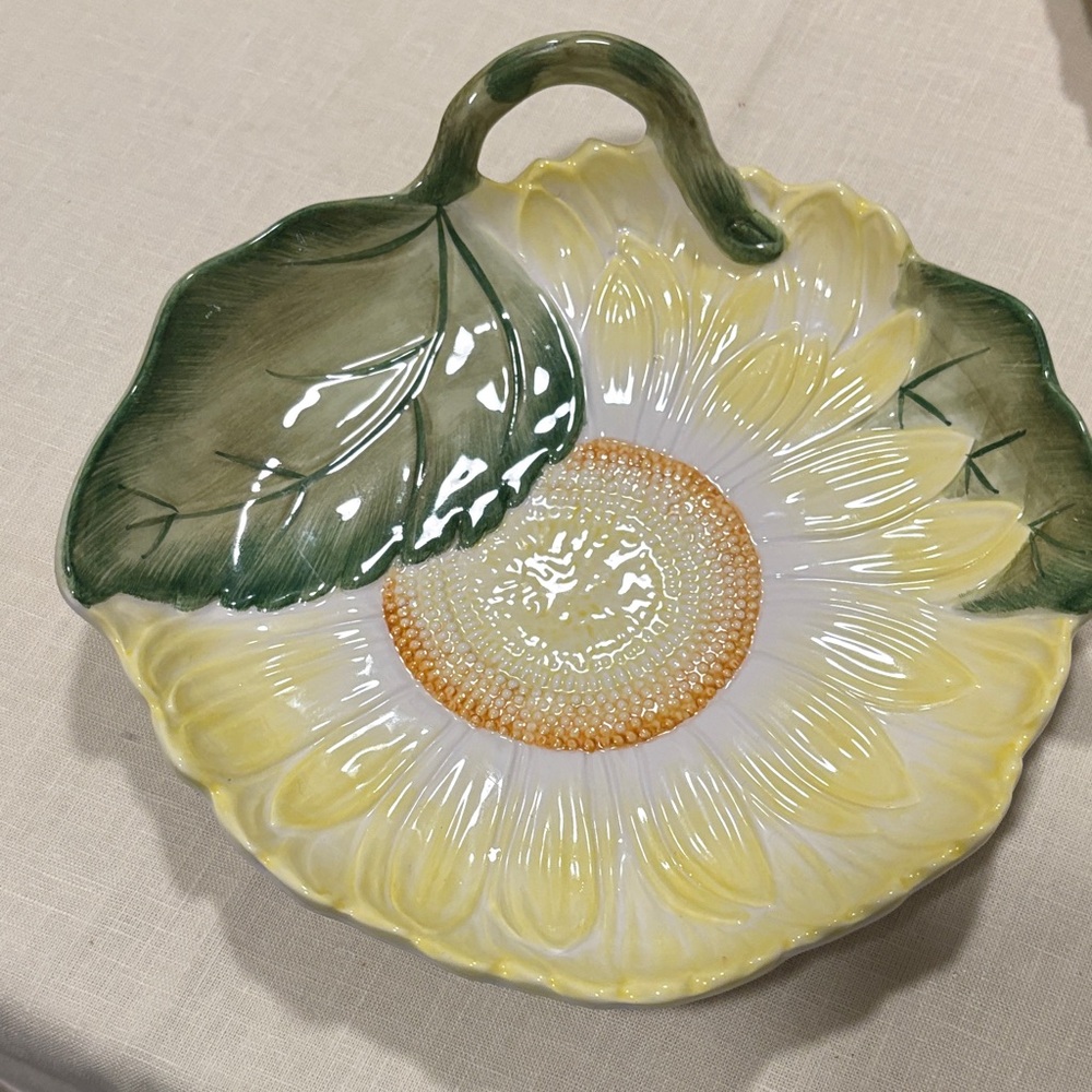 Tiffany & Co. Sunflower Plates in Pink, Orange, Yellow, and Green - Picture 6 of 7